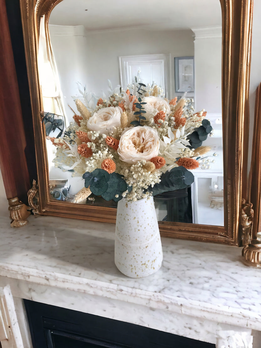 Bouquet de fleurs séchées et stabilisées, avec roses anglaises éternelles rose poudrée et eucalyptus - Bouquet