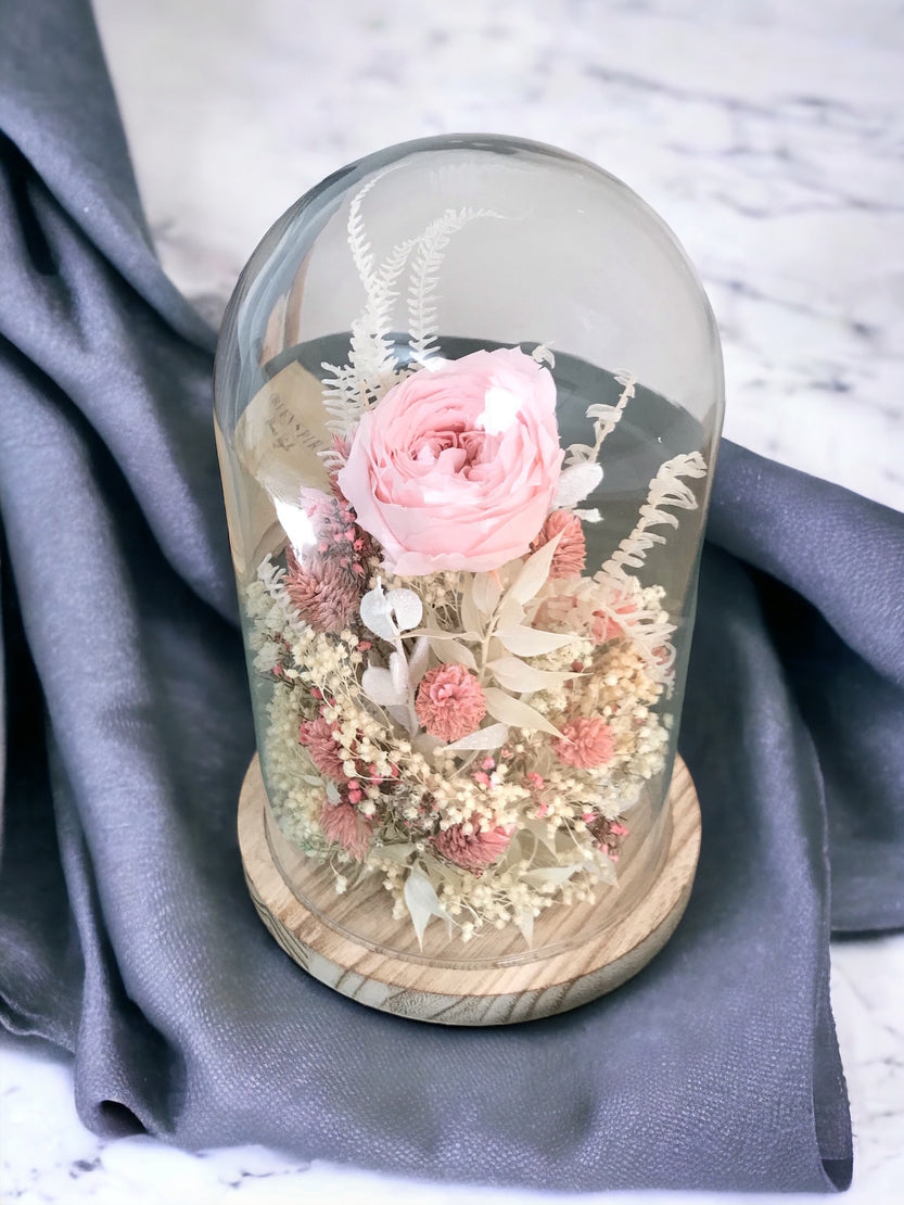 Cloche de fleurs séchées avec rose anglaise stabilisée rose