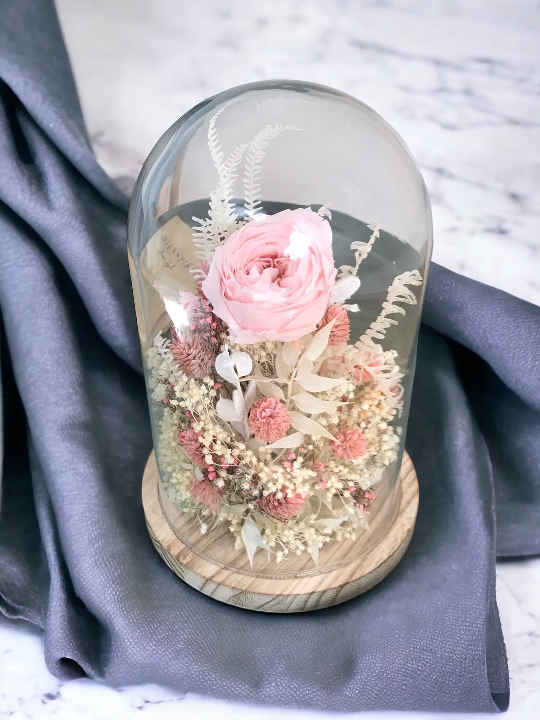 Cloche de fleurs séchées avec rose anglaise stabilisée rose