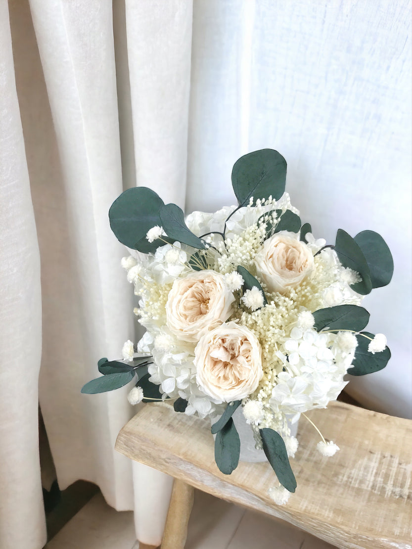 Bouquet avec roses anglaises éternelles et hortensia stabilisée - Bouquet “Nadia”