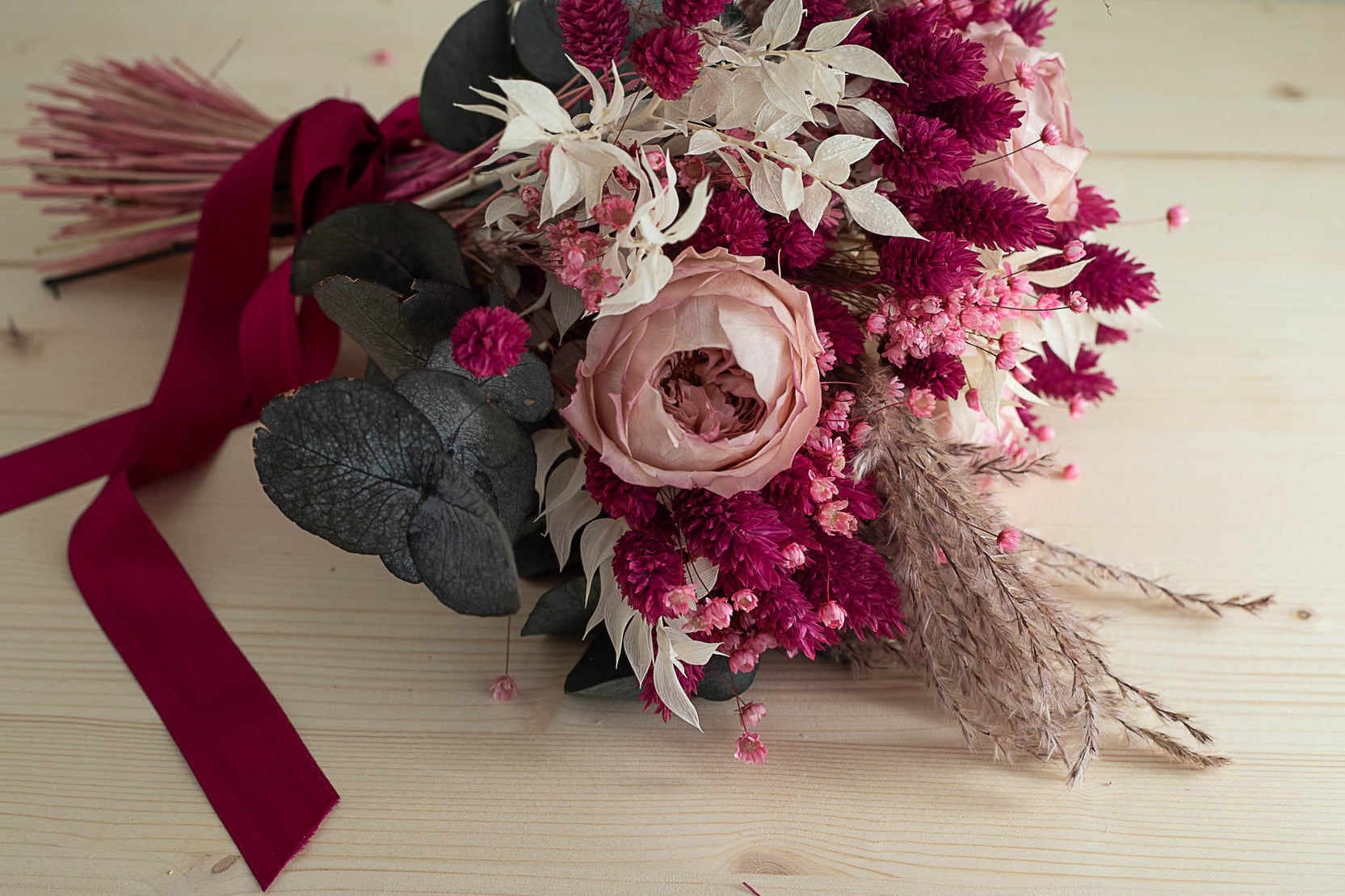 Bouquet de fleurs séchées et stabilisées, avec roses anglaises éternelles rose et eucalyptus - Bouquet