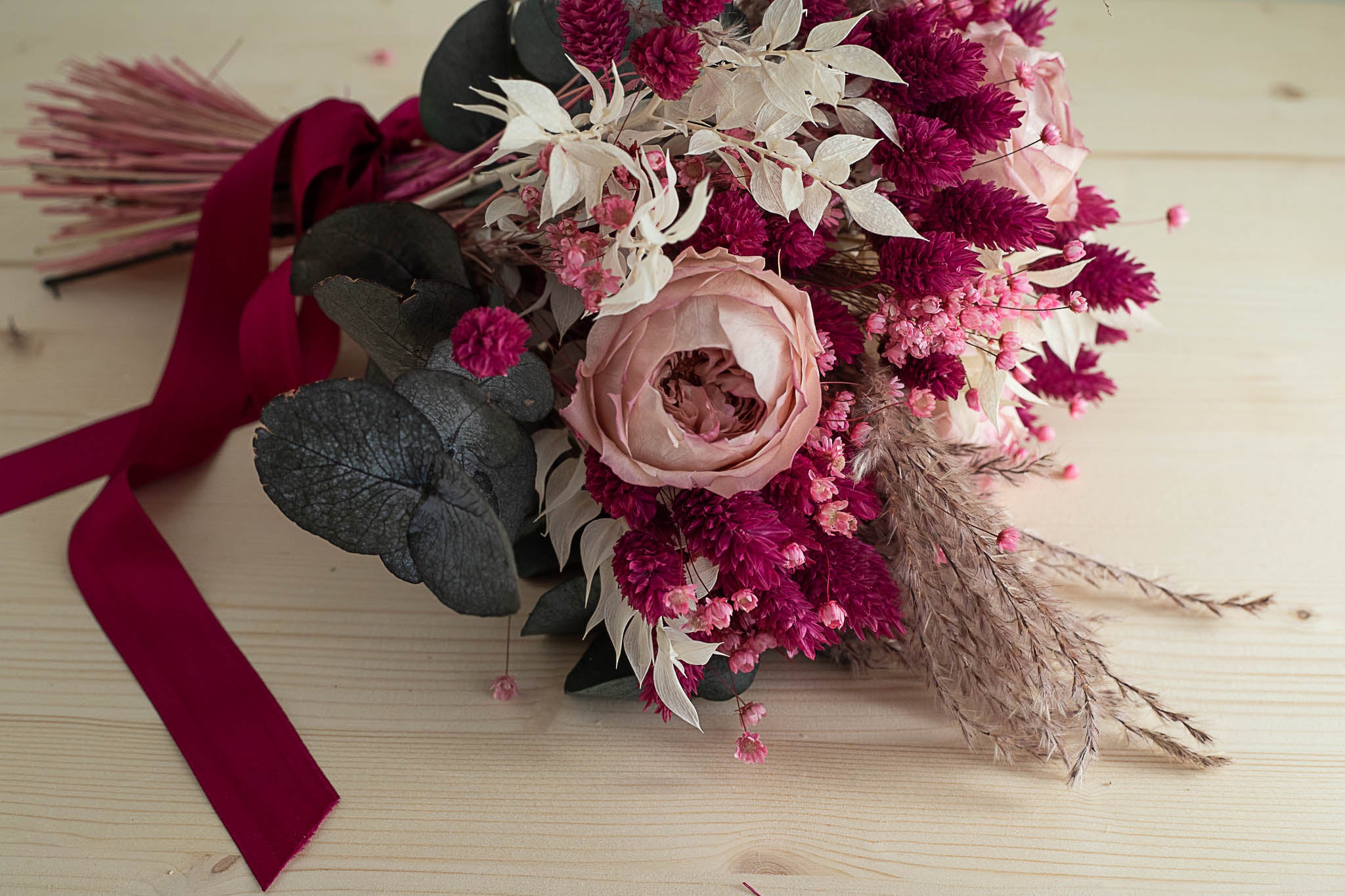 Bouquet de fleurs séchées et stabilisées, avec roses anglaises éternelles rose et eucalyptus - Bouquet