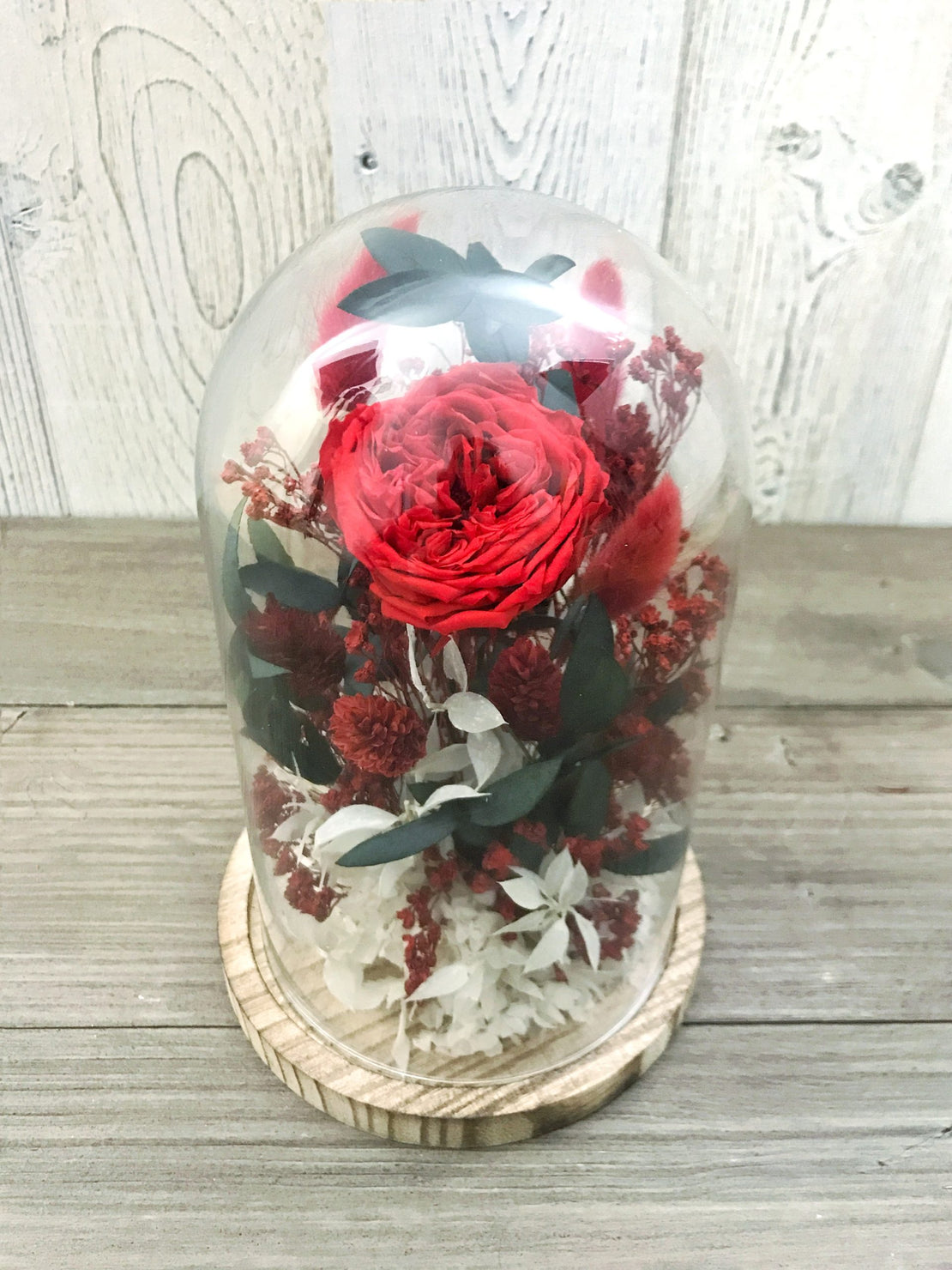 Cloche de fleurs séchées avec rose éternelle rouge