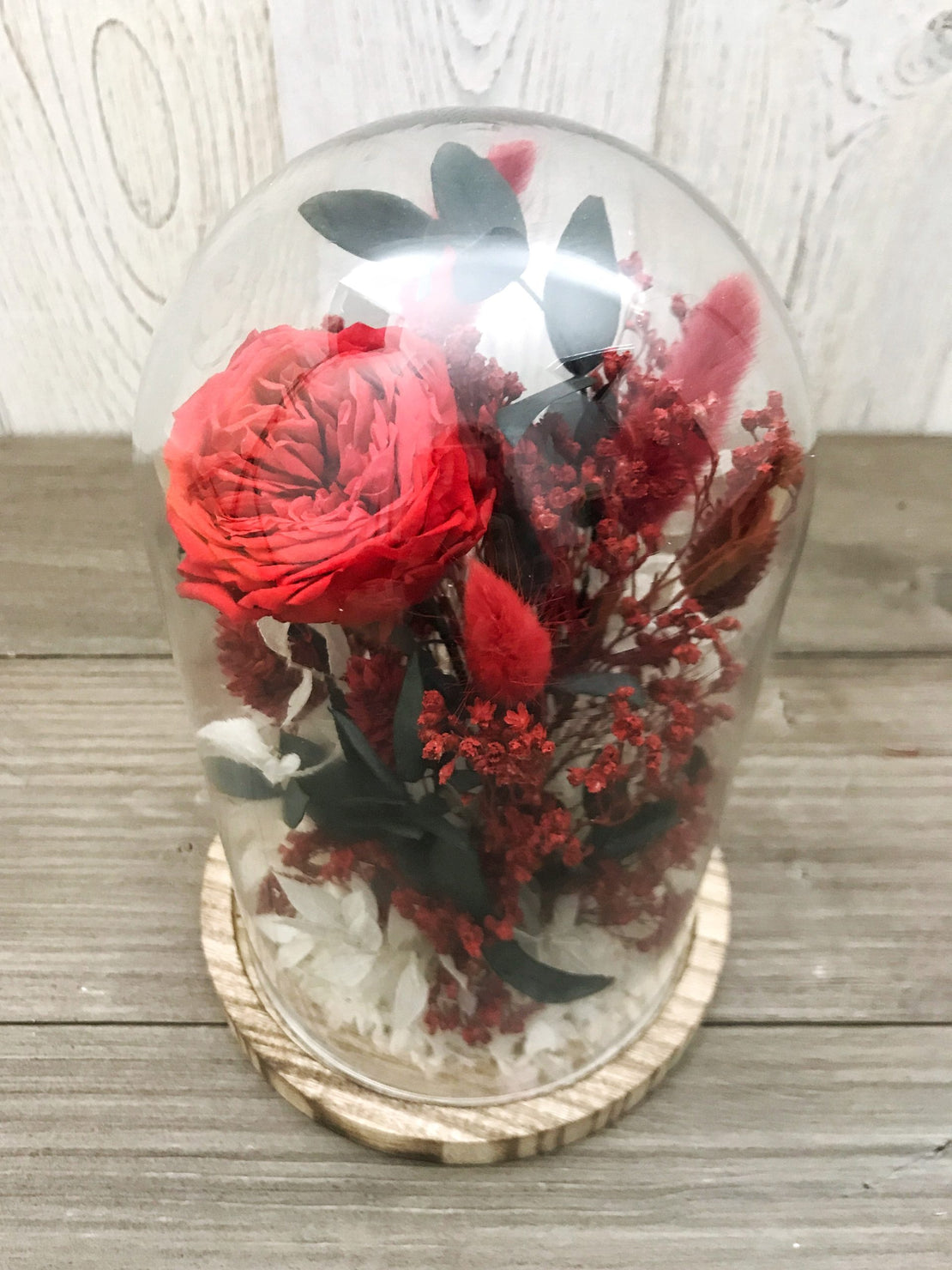 Cloche de fleurs séchées avec rose éternelle rouge