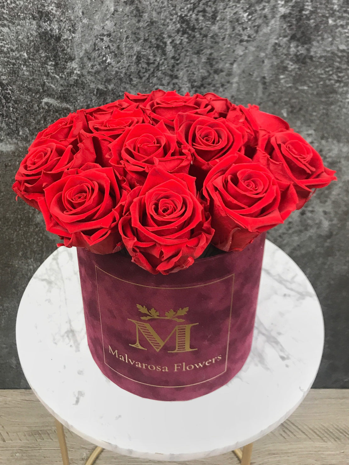 Boîte à fleurs avec rose éternelles rouges - Bouquet de Luxe en boîte en velours bordeaux