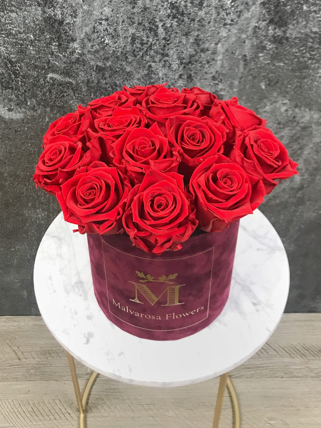 Boîte à fleurs avec rose éternelles rouges - Bouquet de Luxe en boîte en velours bordeaux