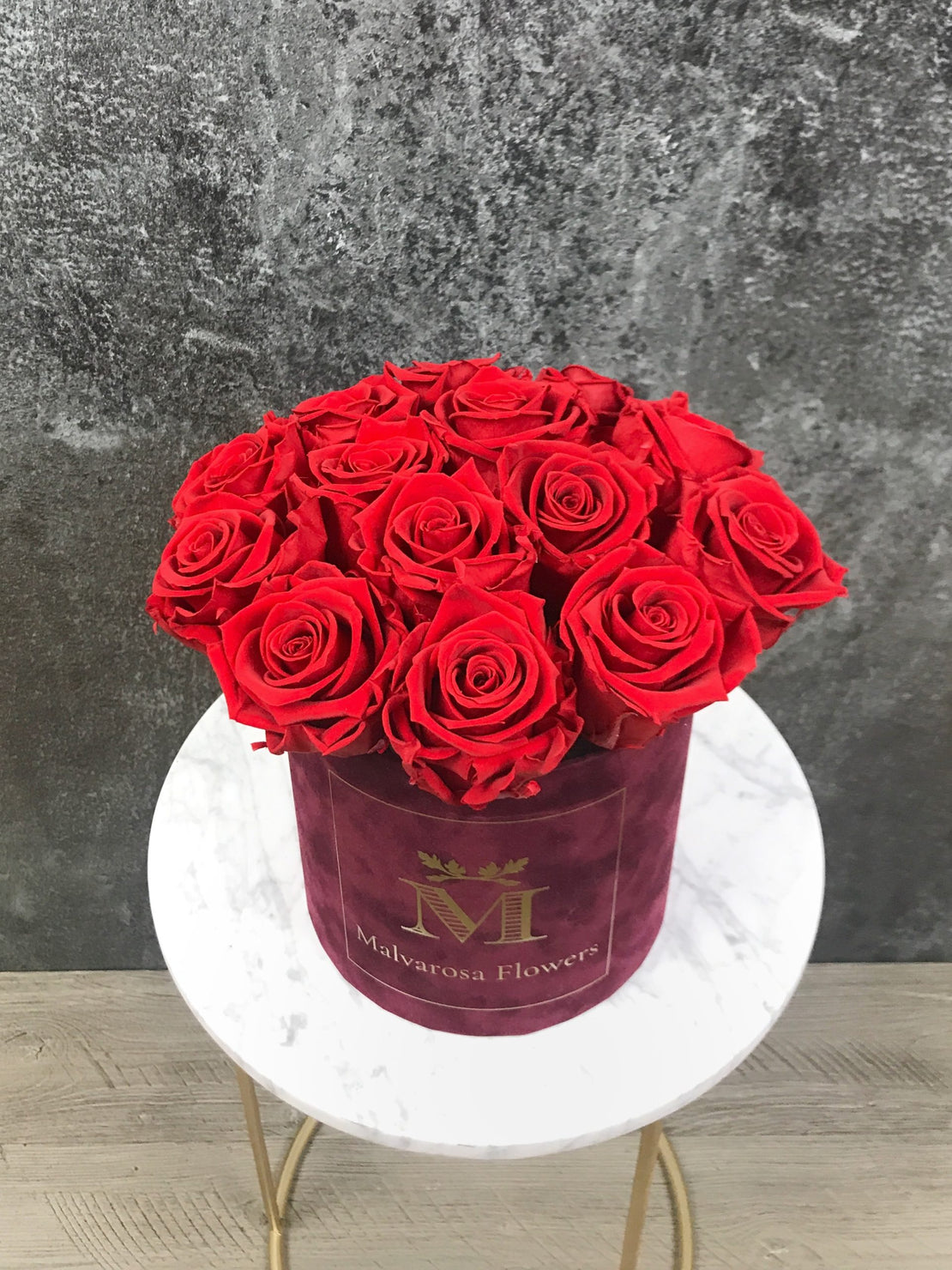 Boîte à fleurs avec rose éternelles rouges - Bouquet de Luxe en boîte en velours bordeaux