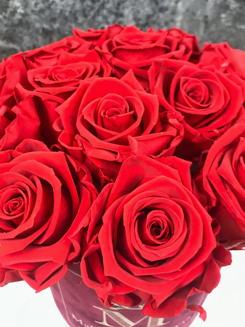 Boîte à fleurs avec rose éternelles rouges - Bouquet de Luxe en boîte en velours bordeaux