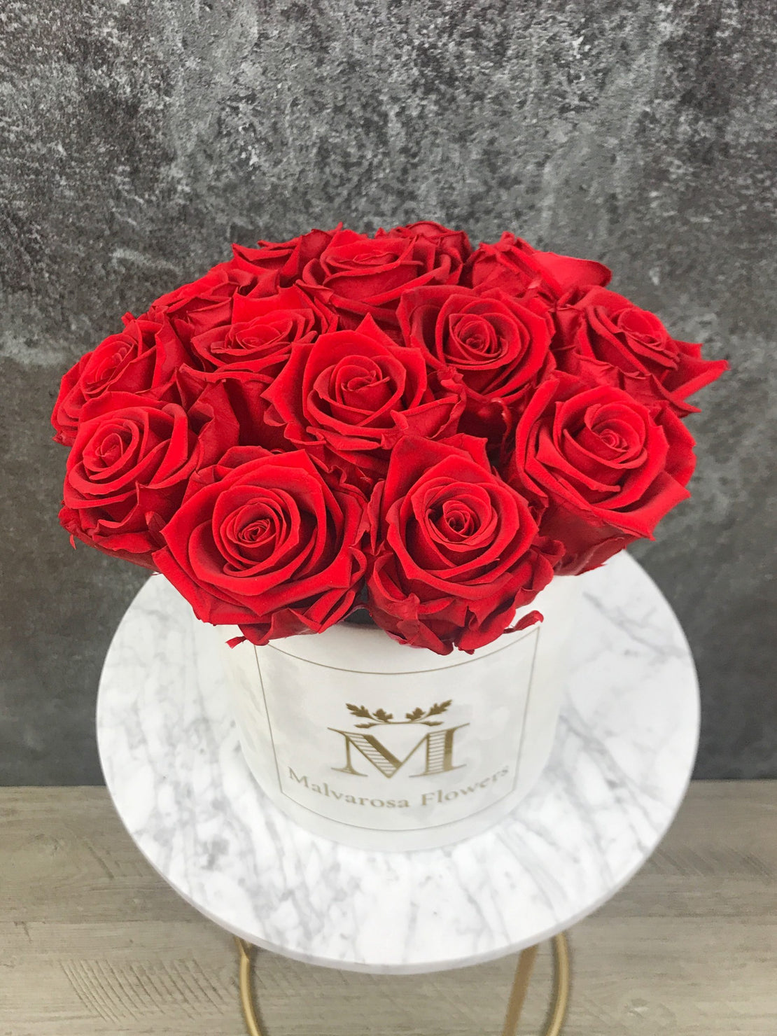 Boîte à fleurs avec rose éternelles rouges - Bouquet de Luxe en boîte en velours blanche