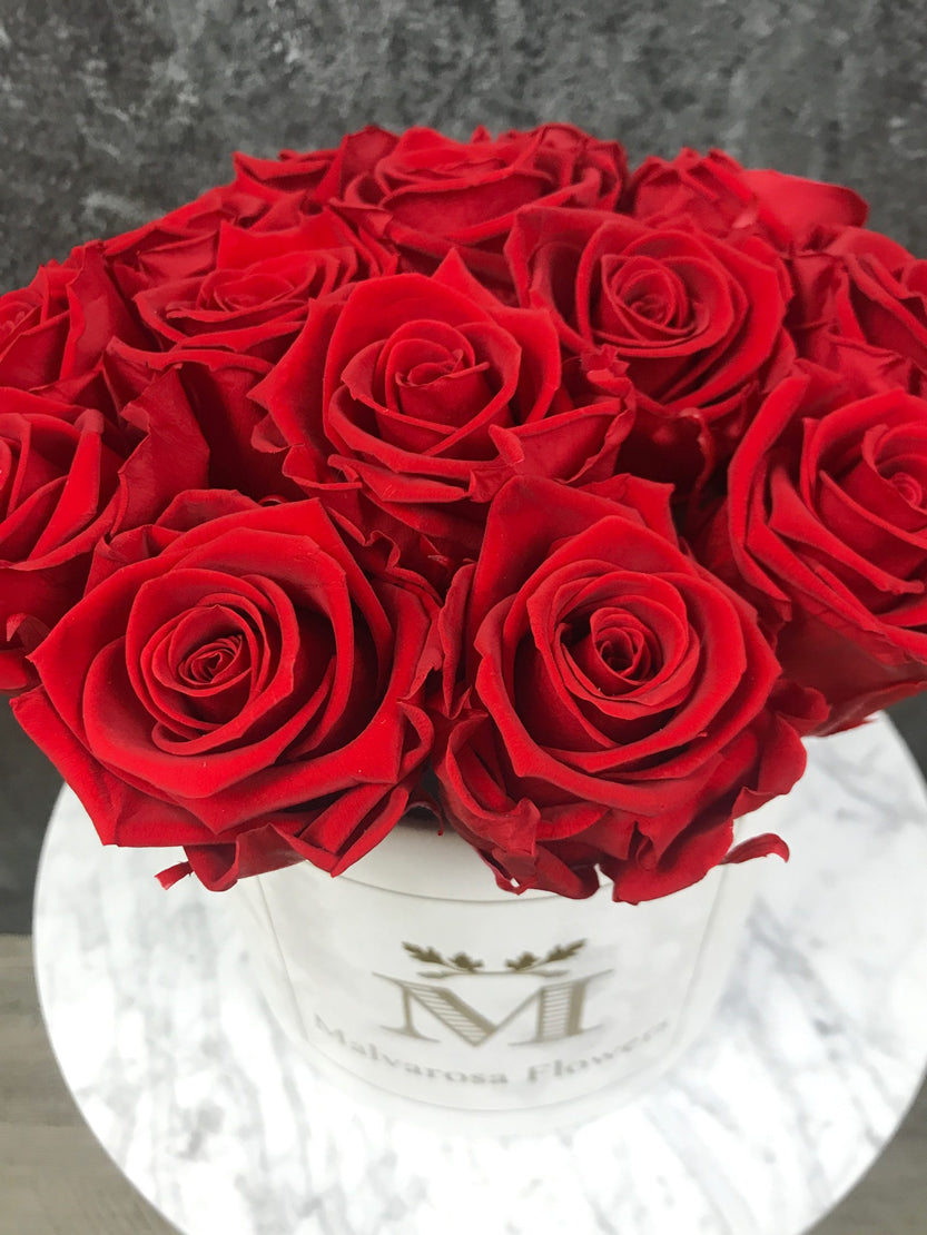 Boîte à fleurs avec rose éternelles rouges - Bouquet de Luxe en boîte en velours blanche