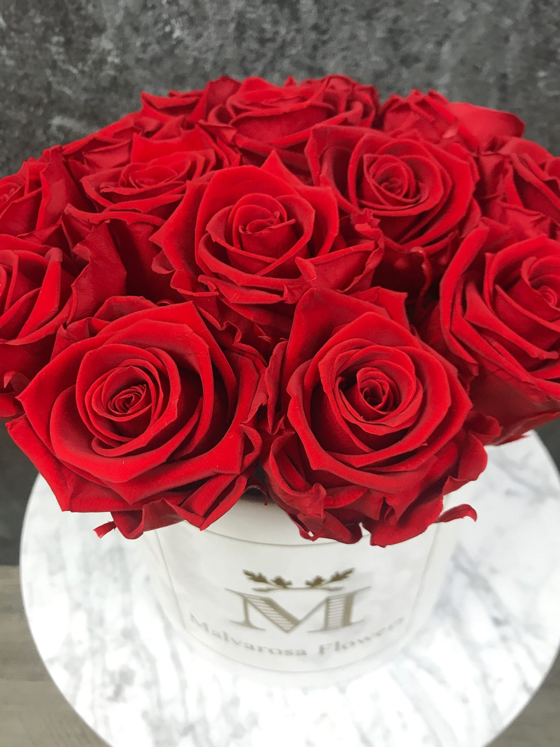 Boîte à fleurs avec rose éternelles rouges - Bouquet de Luxe en boîte en velours blanche