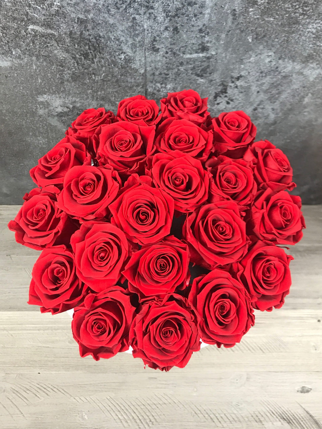 Boîte à fleurs avec rose éternelles rouges - Bouquet de Luxe en boîte en velours noire
