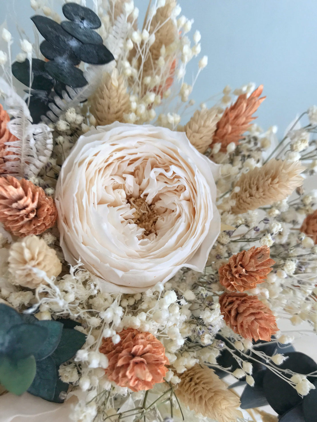 Bouquet de fleurs séchées et stabilisées, avec roses anglaises éternelles rose poudrée et eucalyptus - Bouquet