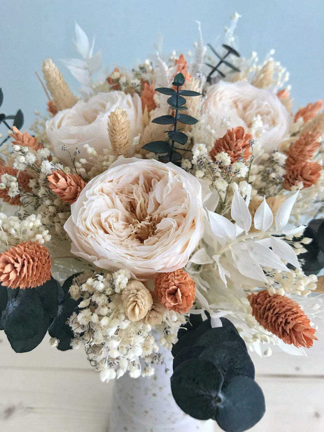 Bouquet de fleurs séchées et stabilisées, avec roses anglaises éternelles rose poudrée et eucalyptus - Bouquet