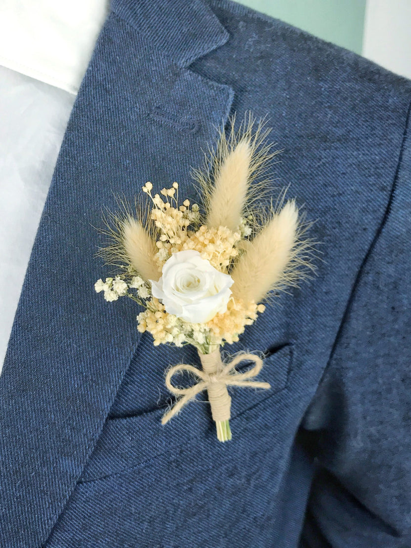 Boutonnière de mariage fleurs séchées avec lagurus écru et petite rose stabilisée