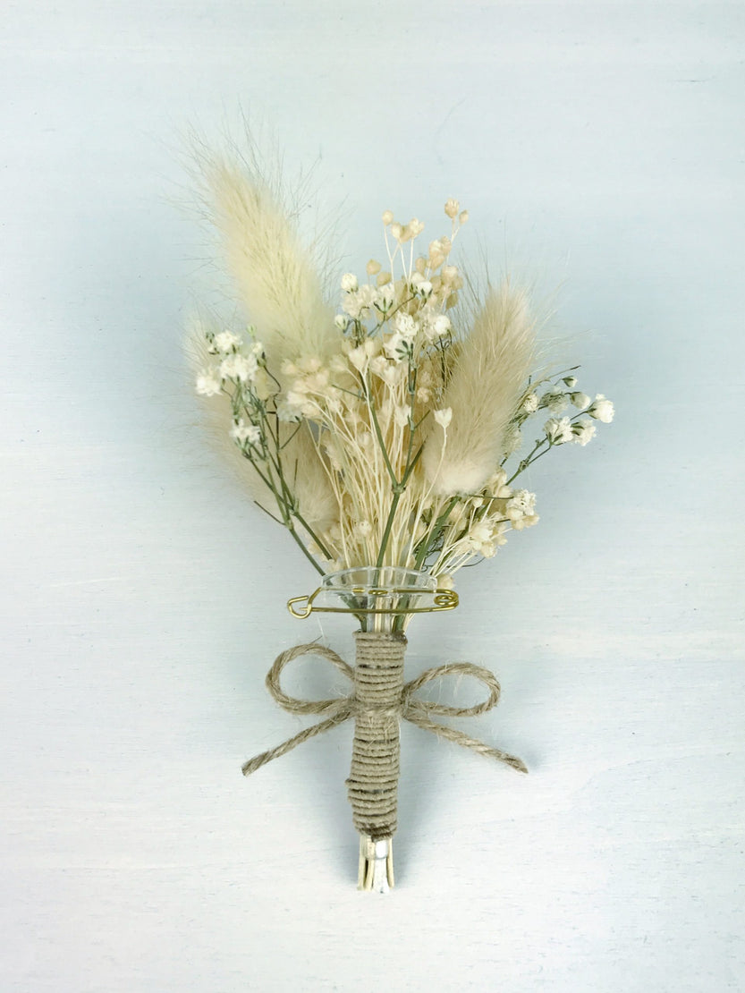 Boutonnière de mariage fleurs séchées avec lagurus écru et petite rose stabilisée