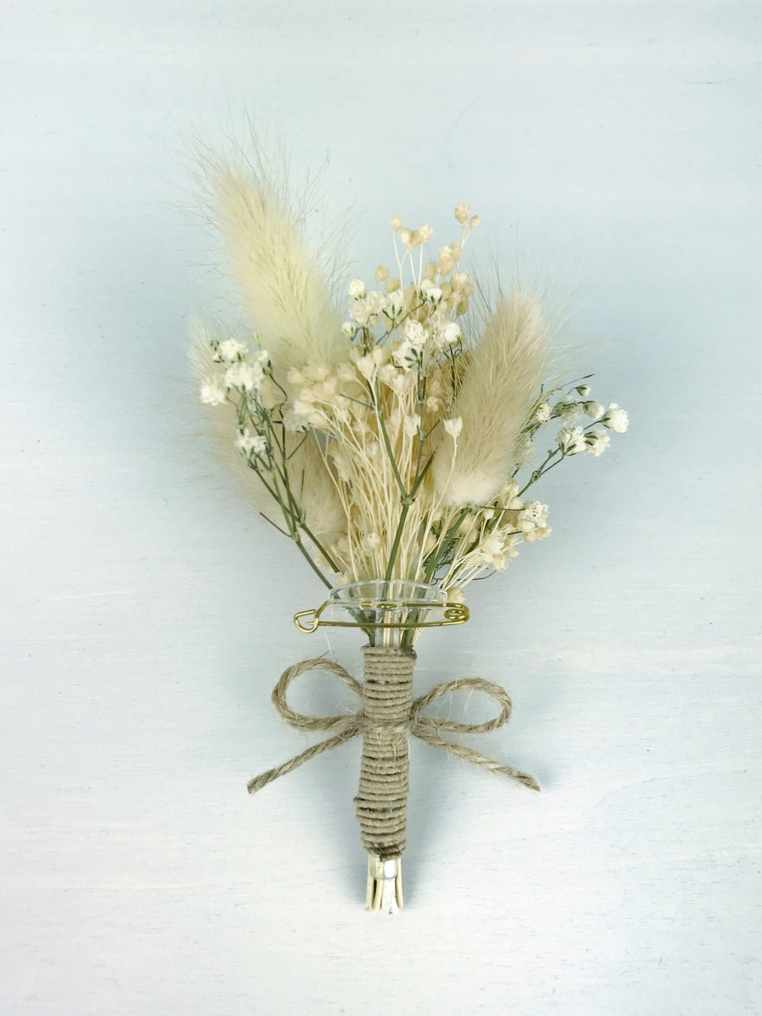 Boutonnière de mariage fleurs séchées avec lagurus écru et petite rose stabilisée