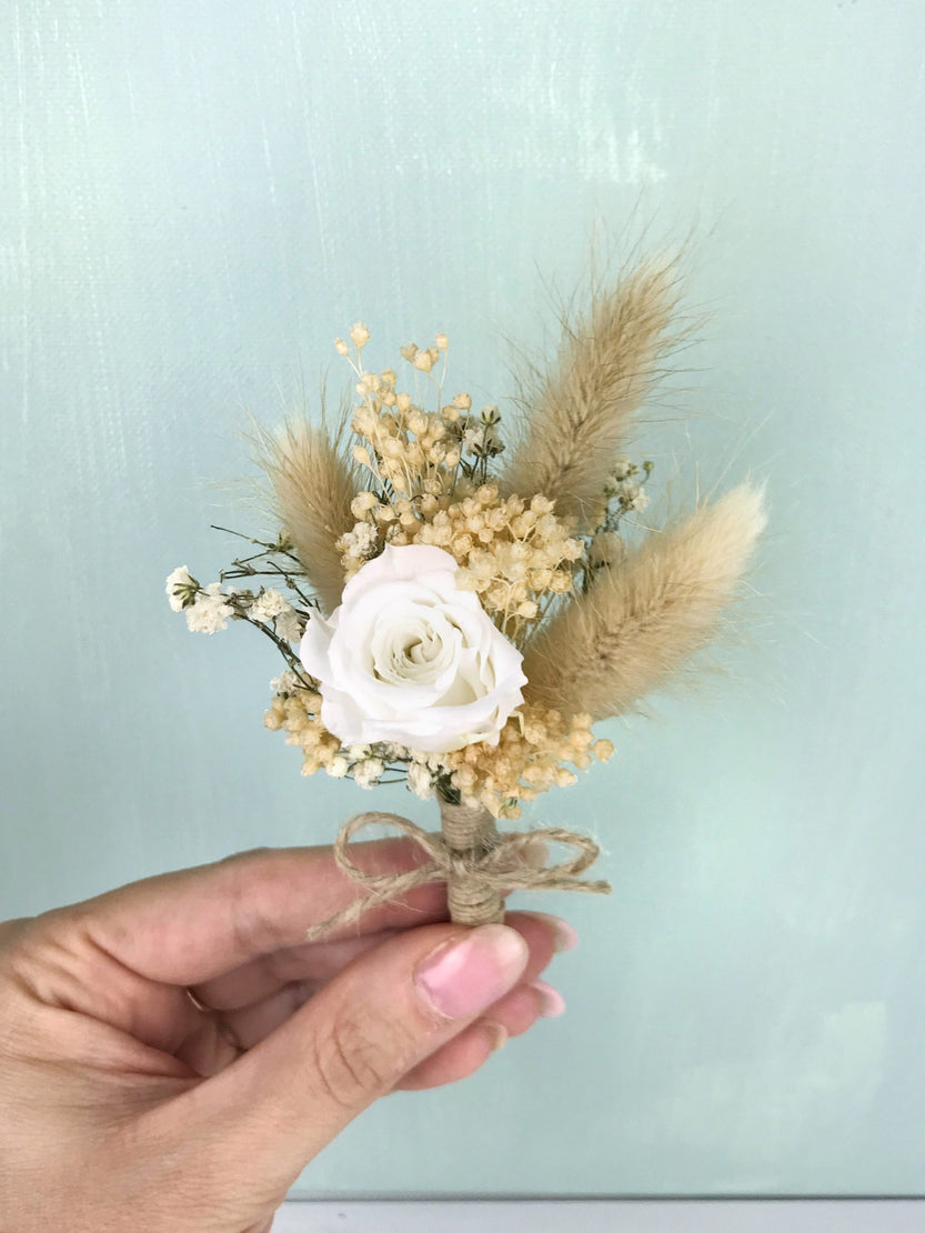 Boutonnière de mariage fleurs séchées avec lagurus écru et petite rose stabilisée