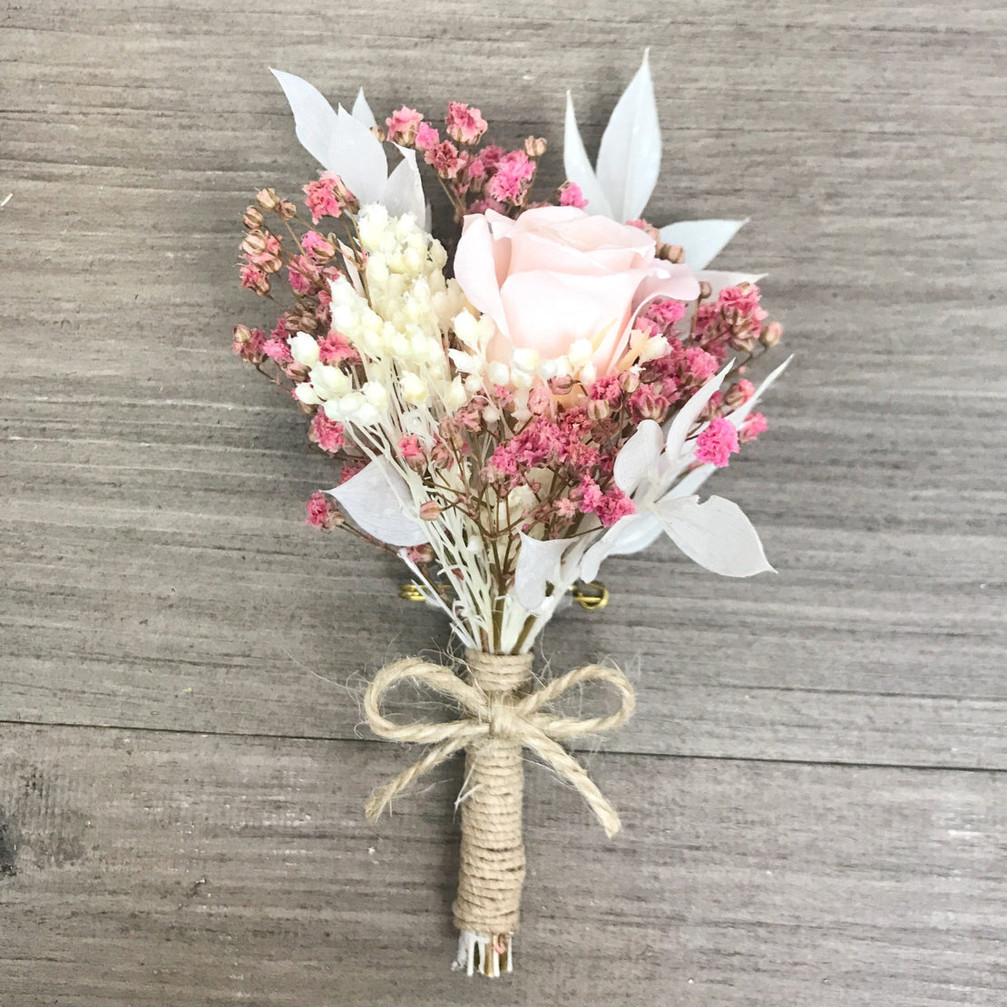 Boutonnière de mariage fleurs séchées avec rose et gypsophile stabilisée rose