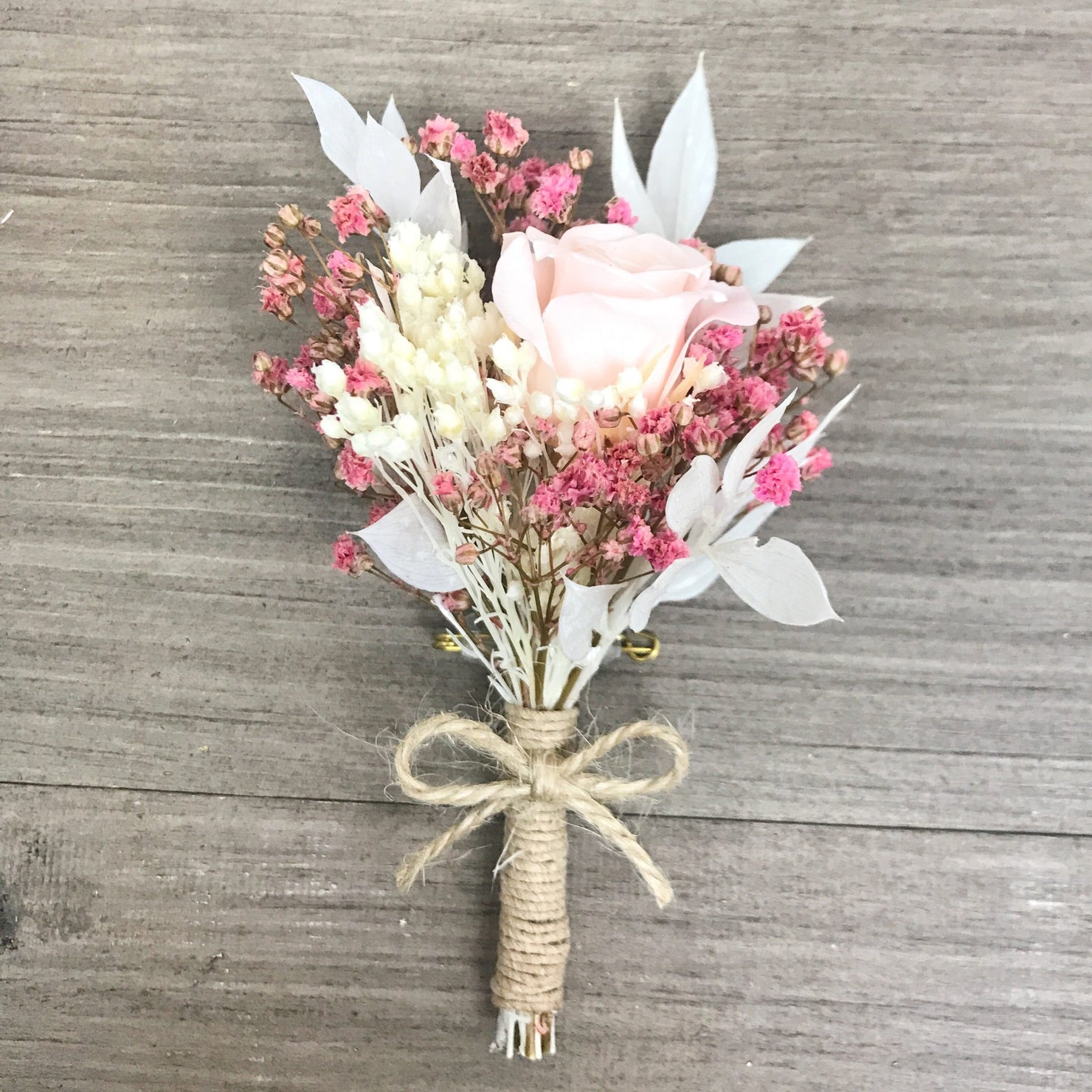 Boutonnière de mariage fleurs séchées avec rose et gypsophile stabilisée rose