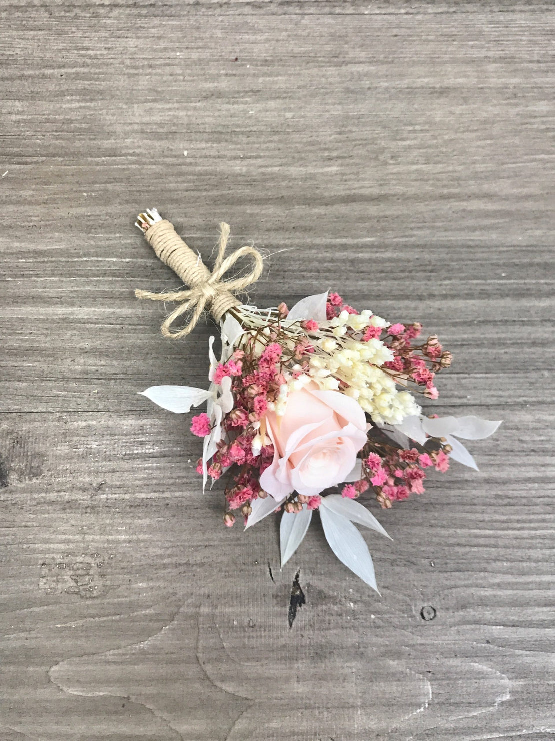 Boutonnière de mariage fleurs séchées avec rose et gypsophile stabilisée rose