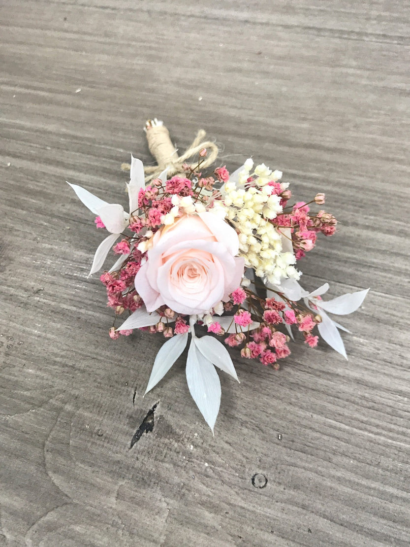 Boutonnière de mariage fleurs séchées avec rose et gypsophile stabilisée rose