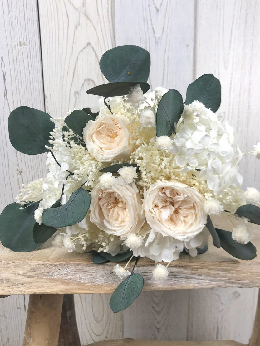 Bouquet avec roses anglaises éternelles et hortensia stabilisée - Bouquet “Nadia”