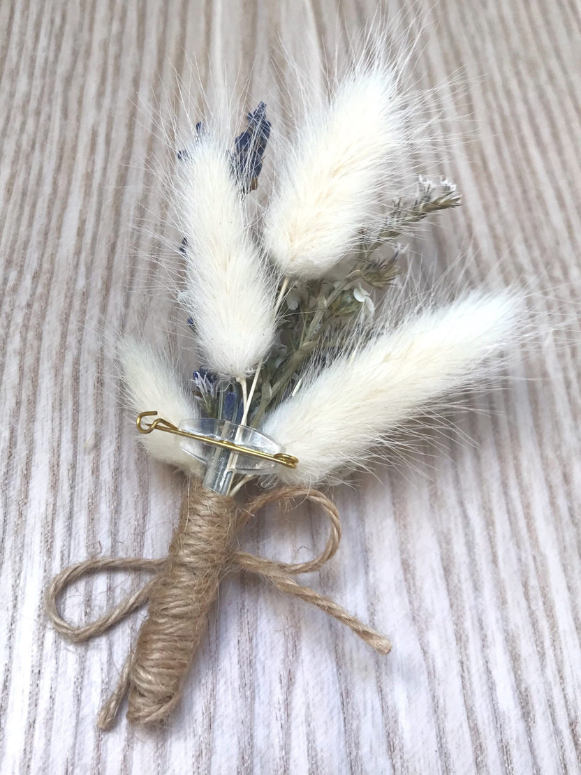 Boutonnière de mariage en fleurs séchées avec lagurus et glixia stabilisée