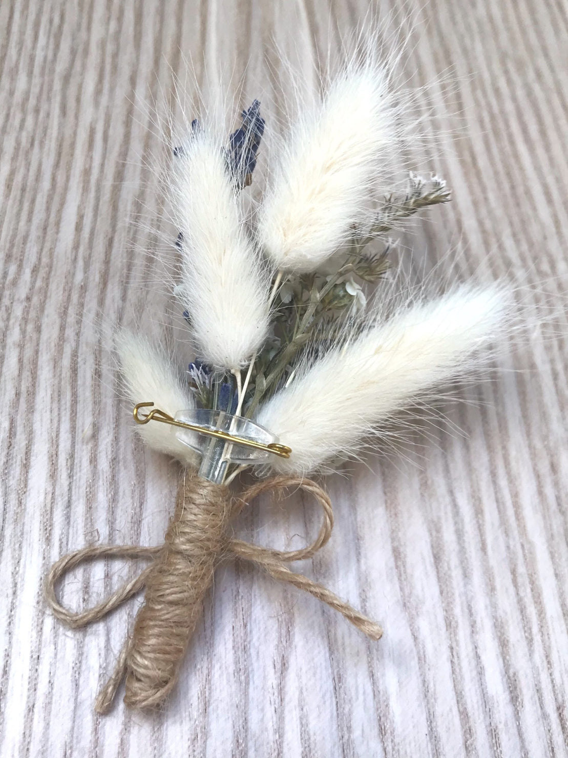Boutonnière de mariage en fleurs séchées avec lagurus et glixia stabilisée