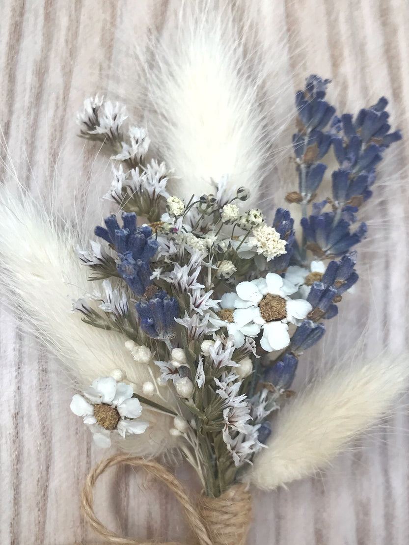 Boutonnière de mariage en fleurs séchées avec lagurus et glixia stabilisée