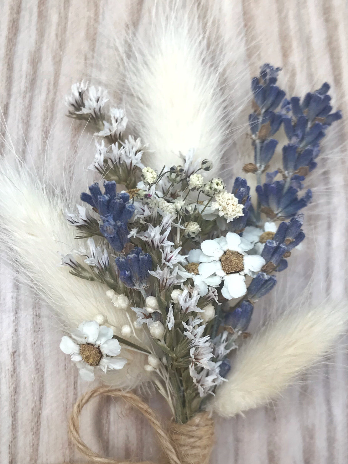 Boutonnière de mariage en fleurs séchées avec lagurus et glixia stabilisée