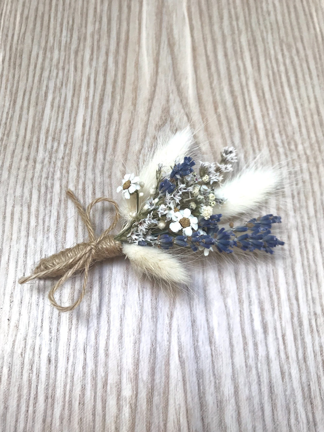 Boutonnière de mariage en fleurs séchées avec lagurus et glixia stabilisée