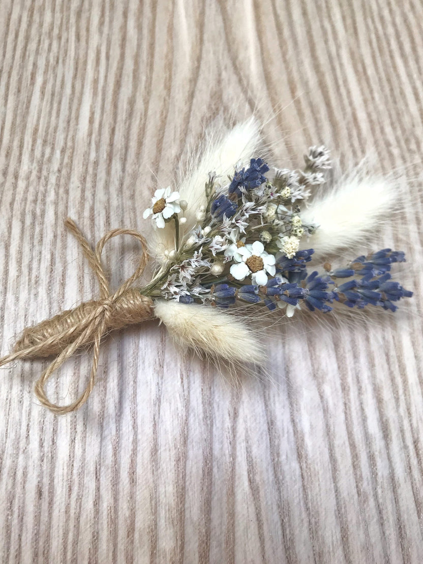 Boutonnière de mariage en fleurs séchées avec lagurus et glixia stabilisée