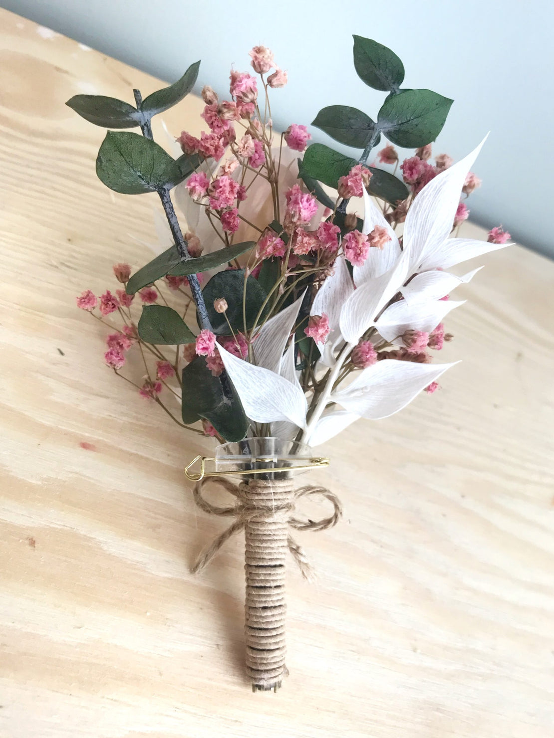 Boutonnière de mariage fleurs séchées avec rose eternelle, gypsophile rose et eucalyptus stabilisée