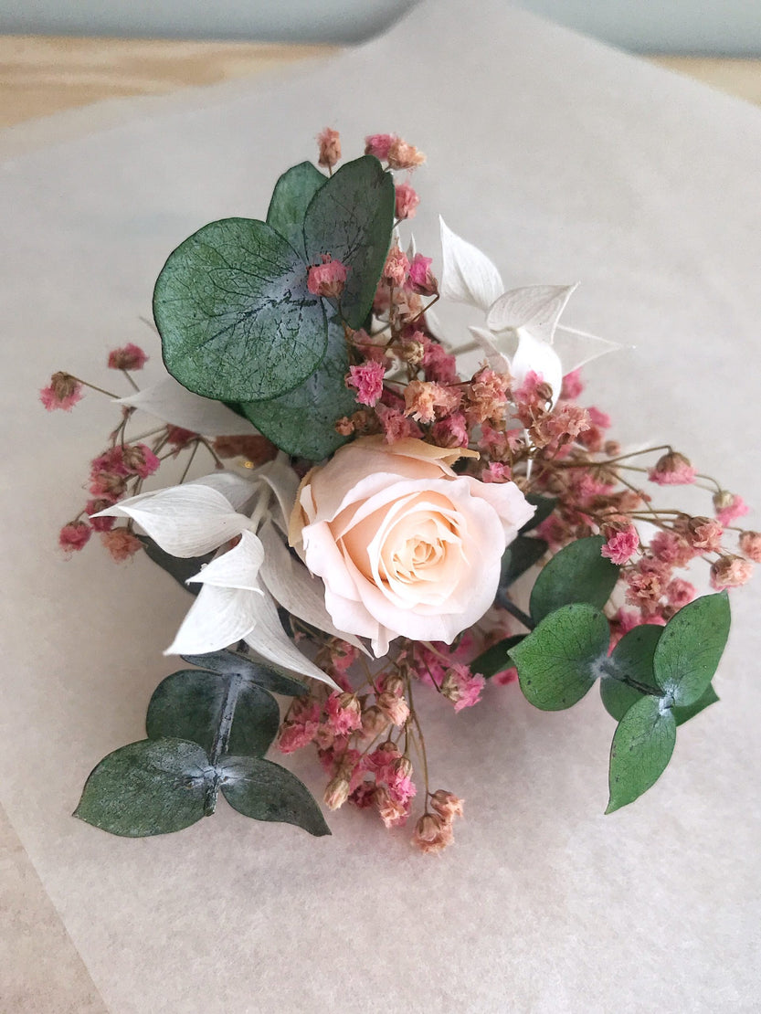 Boutonnière de mariage fleurs séchées avec rose eternelle, gypsophile rose et eucalyptus stabilisée