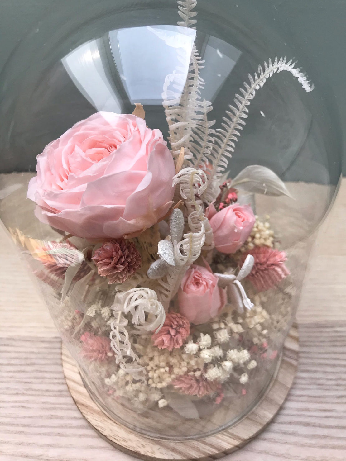 Cloche de fleurs séchées avec rose anglaise stabilisée rose