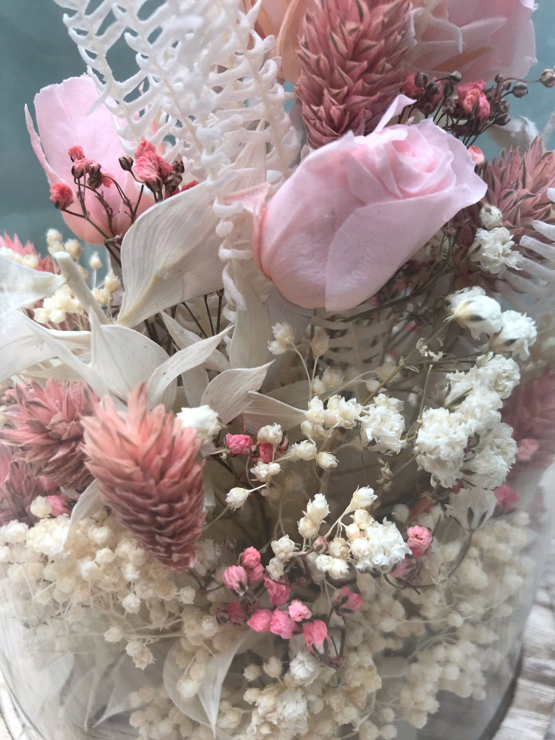 Cloche de fleurs séchées avec rose anglaise stabilisée rose