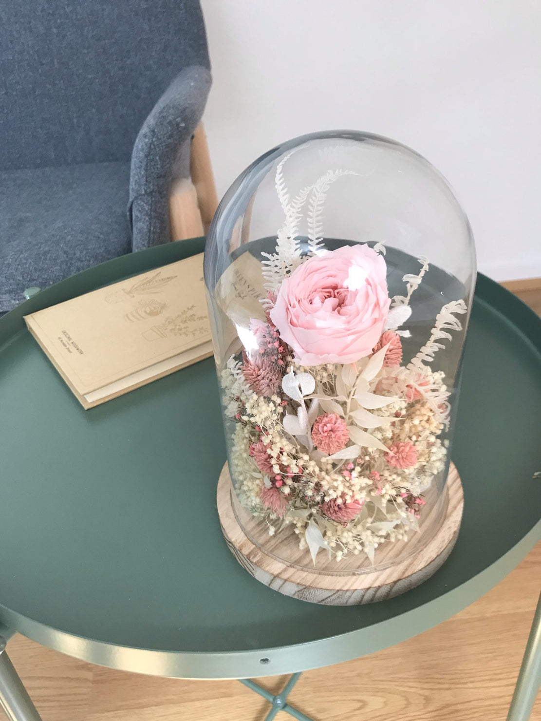 Cloche de fleurs séchées avec rose anglaise stabilisée rose