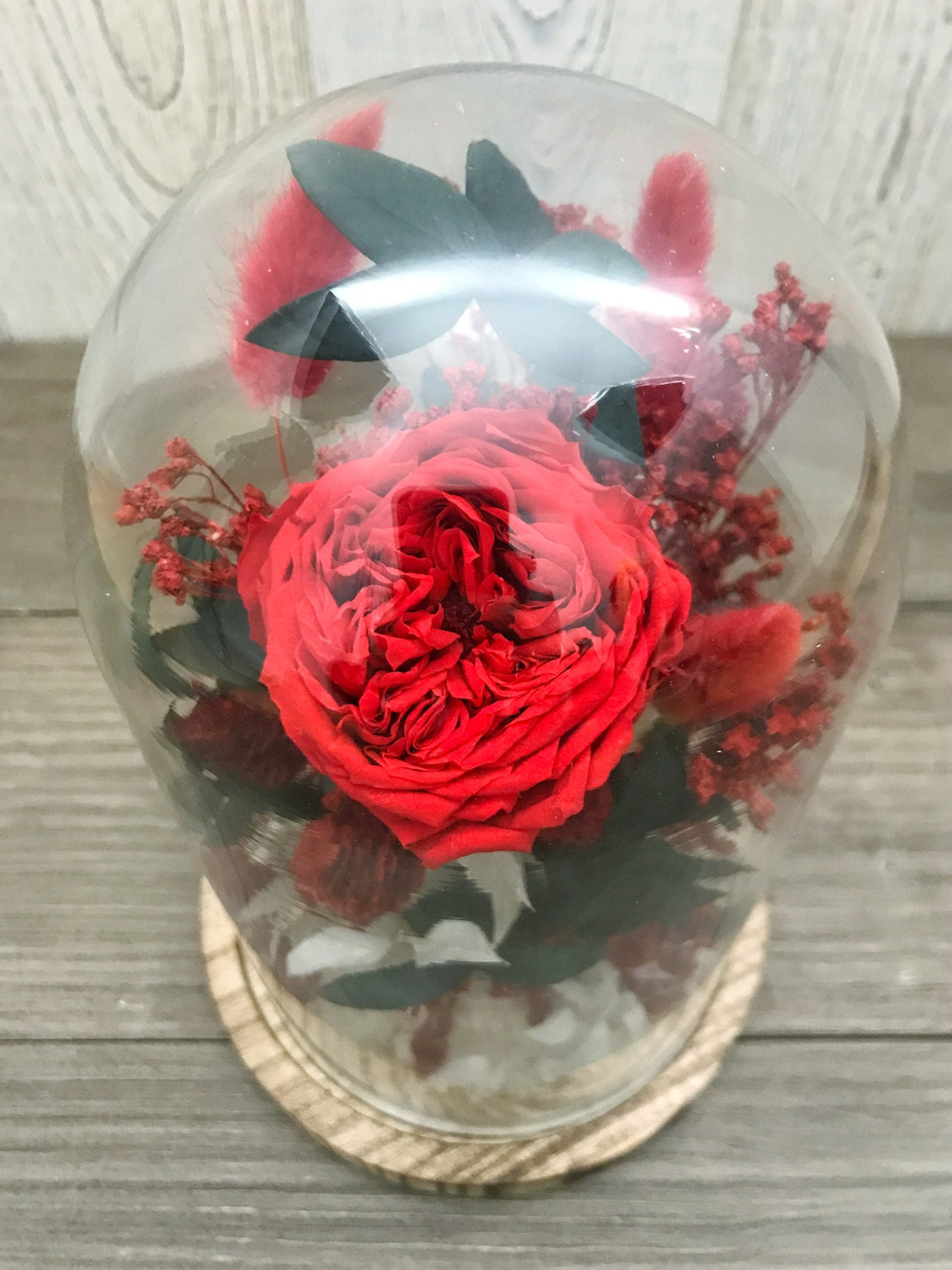 Cloche de fleurs séchées avec rose éternelle rouge