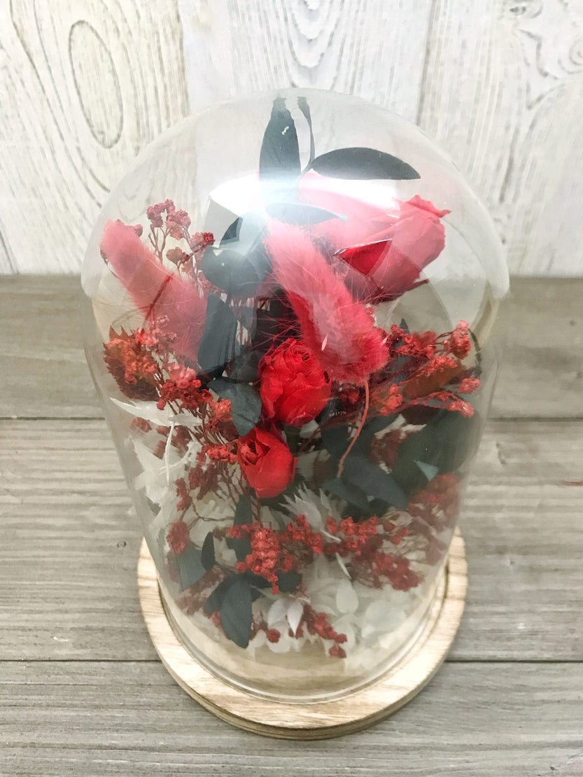 Cloche de fleurs séchées avec rose éternelle rouge