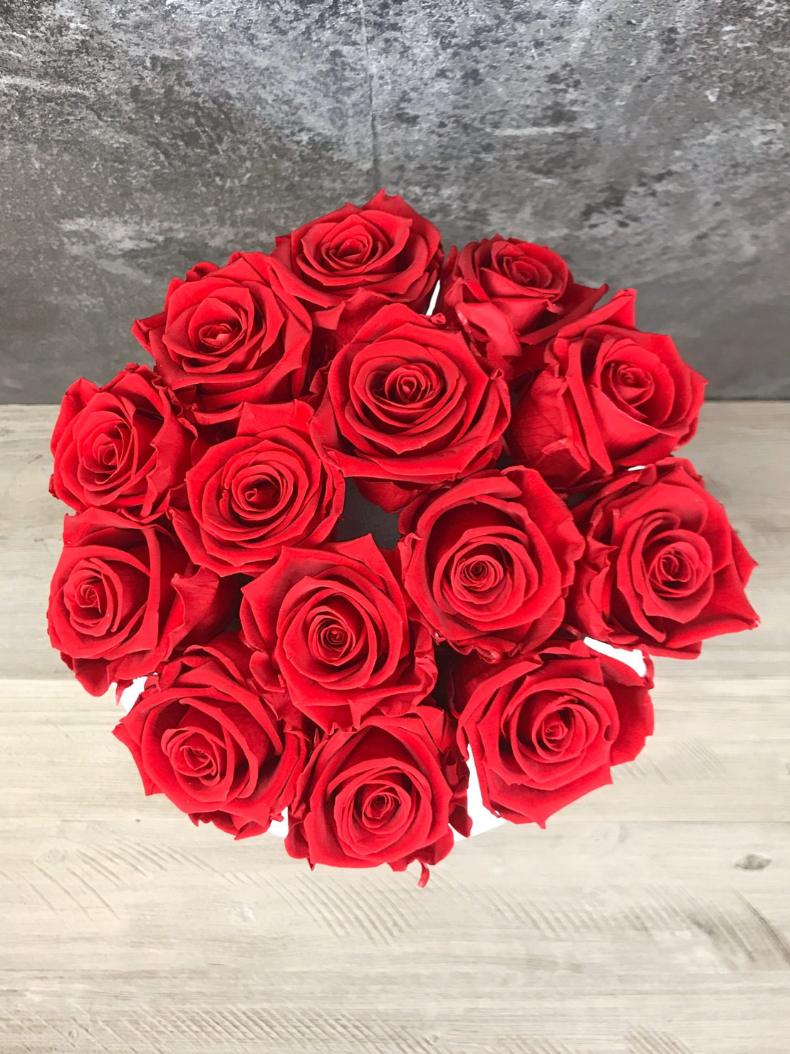Boîte à fleurs avec rose éternelles rouges - Bouquet de Luxe en boîte en velours bordeaux
