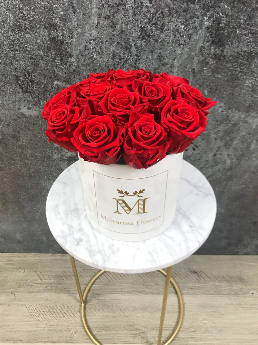 Boîte à fleurs avec rose éternelles rouges - Bouquet de Luxe en boîte en velours blanche