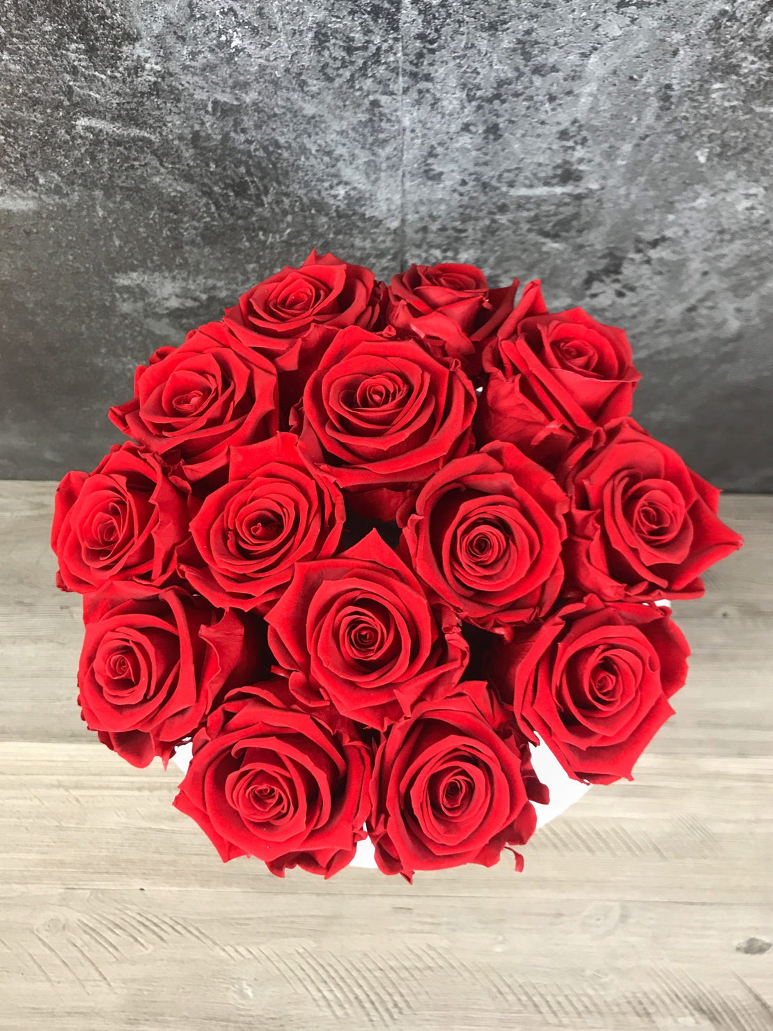 Boîte à fleurs avec rose éternelles rouges - Bouquet de Luxe en boîte en velours blanche