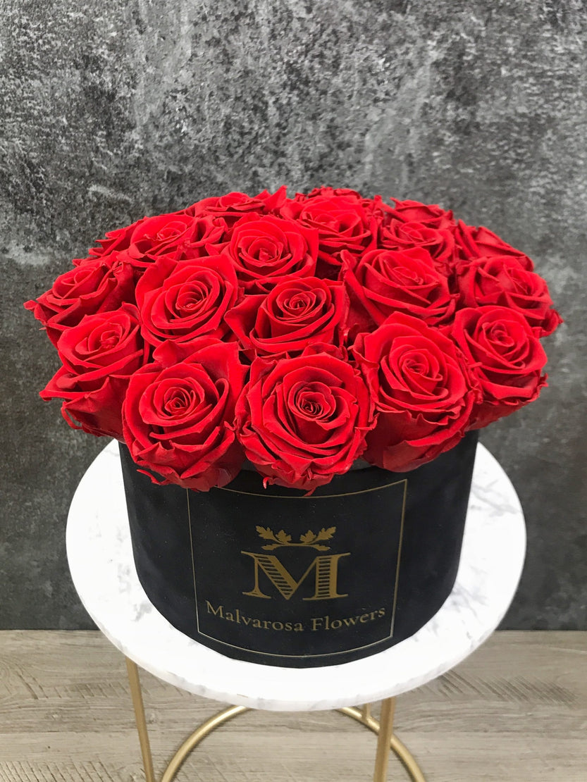 Boîte à fleurs avec rose éternelles rouges - Bouquet de Luxe en boîte en velours noire