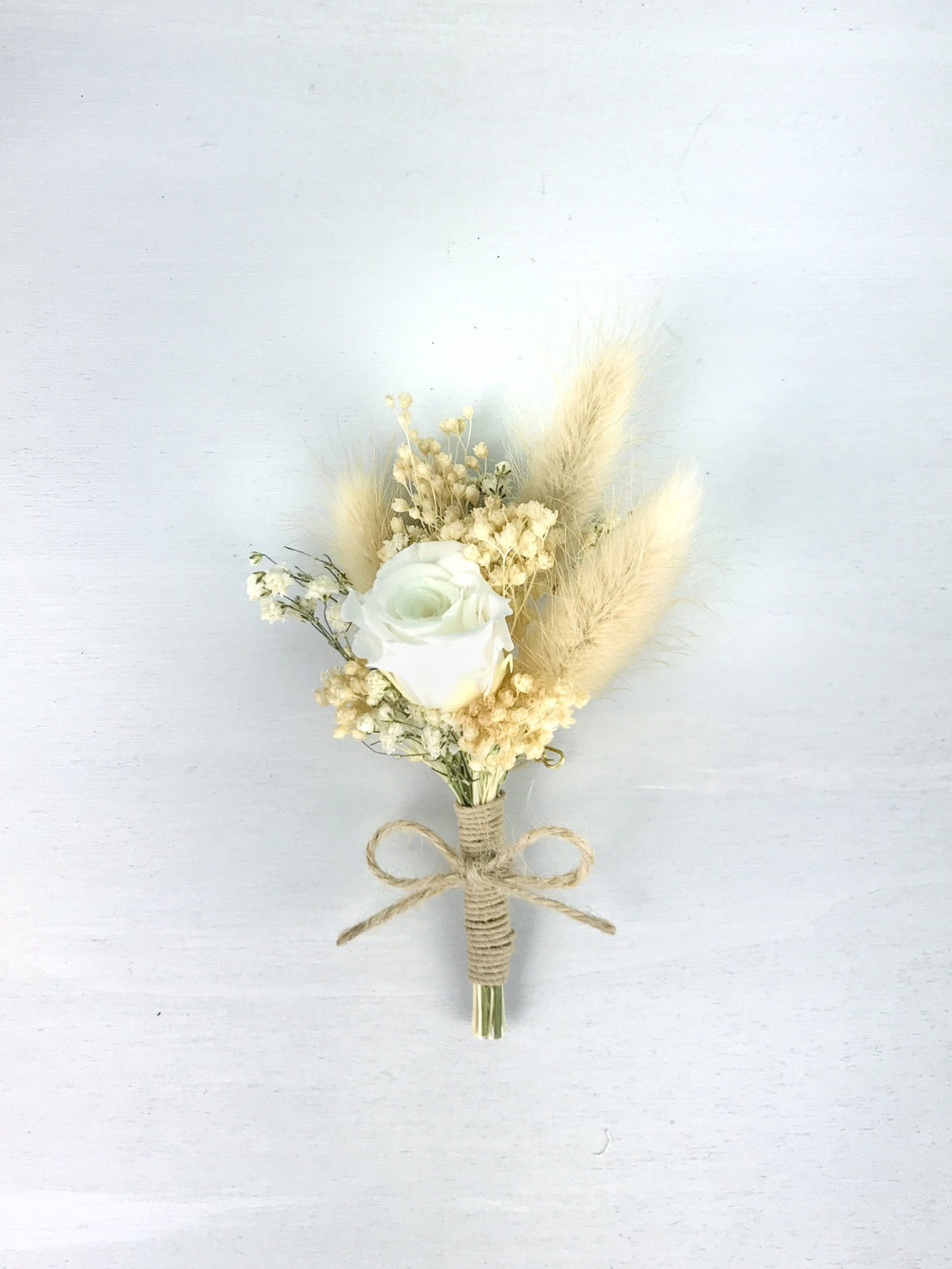 Boutonnière de mariage fleurs séchées avec lagurus écru et petite rose stabilisée