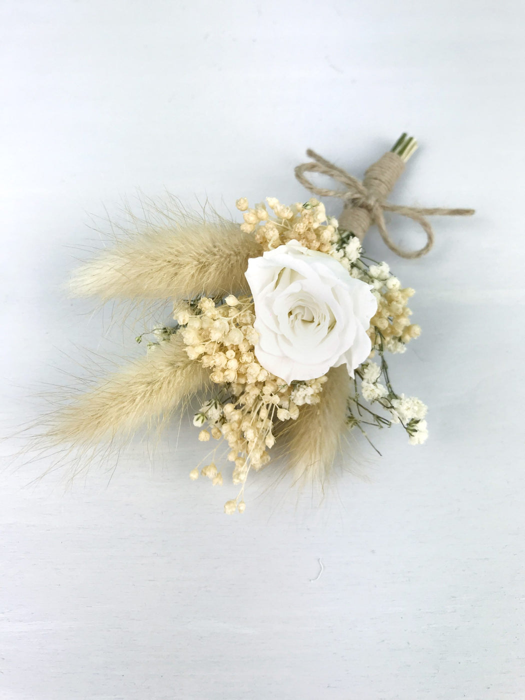 Boutonnière de mariage fleurs séchées avec lagurus écru et petite rose stabilisée