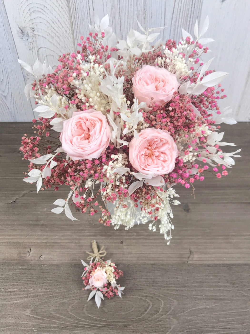 Boutonnière de mariage fleurs séchées avec rose et gypsophile stabilisée rose