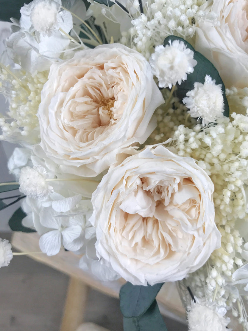 Bouquet avec roses anglaises éternelles et hortensia stabilisée - Bouquet “Nadia”