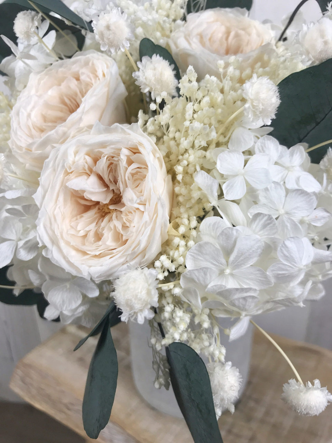 Bouquet avec roses anglaises éternelles et hortensia stabilisée - Bouquet “Nadia”