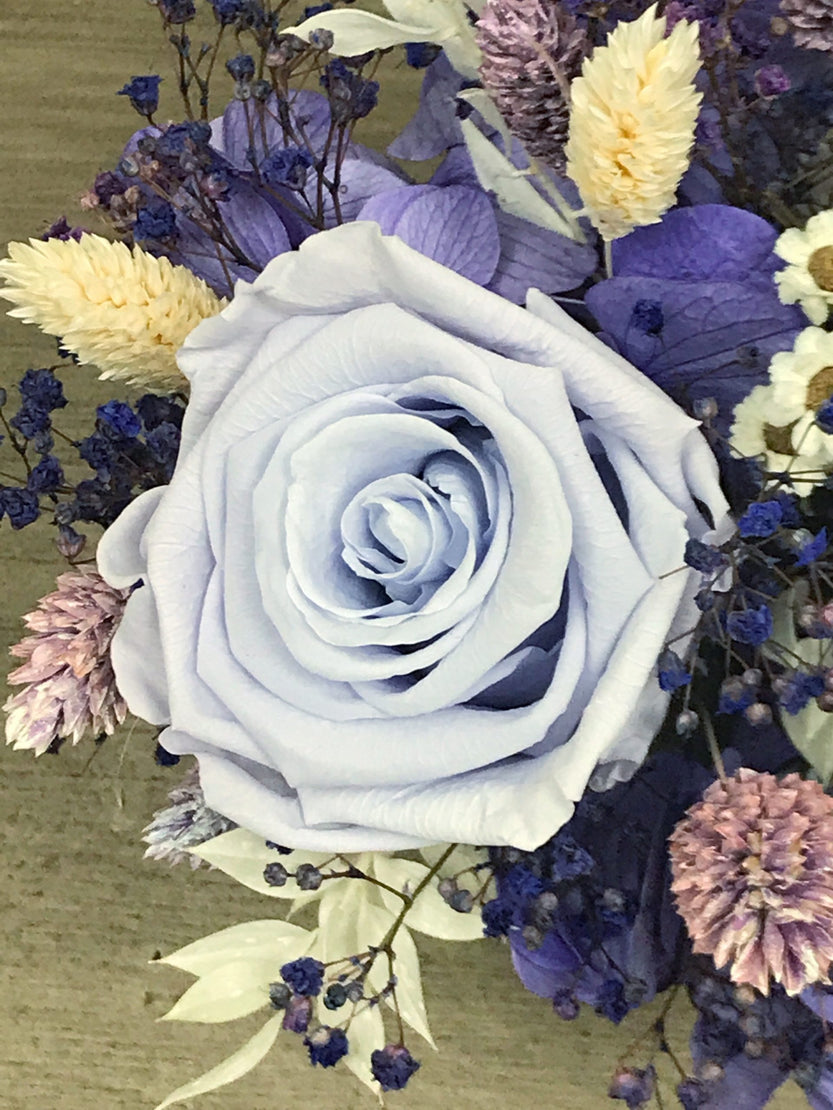Composition with stabilized lilac rose and stabilized hydrangea - 